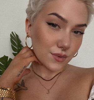 Evelina Instagram - HUOM hellä (tai helle) muistutus: pitäkää huolta itsestänne myös lämmössä 🫶🏼 ja jos syö SSRI-lääkkeitä niin sillon erityisesti pliis tarkkailkaa oloa lämmössä ettette kuumene liikaa, ei nestehukkaa tai heat strokee kellekään!

aina ku nä kesän ekat lämpöaallot tulee, mun on toooosi vaikee suhtautuu sekä lämpötilaan että siihen muutokseen ihmisissä joka tapahtuu yhtäkkiä – tavallaan haluisin ottaa vastaan jokasen auringon säteen ja tavallaan en yhtään, ikinä. nyt tiiän et se johtuu neuroepätyypillisistä (audhd) aivoistani joilla on vaikeuksia säädellä kehon lämpötilaa. se on hassuu ja tuttua kaikista eletyistä kesistä ja myös blääh. itsestä riippumaton kuumuus on mulle ehkä pahin aistiärsyke enkä tuntuman puolesta oikeen osaa erottaa kesähellettä kuumeesta, oonkin yleensä kesästä ison osan sellasessa noin kolmasosapaniikissa et nyt tulin kipeeks. must tuntuu et helle on ulottuvuus johon osataan astua ja siit osataan nauttia ja sitä taitoa mä katon vähän kadehtien, sillä nä kauniit päivät yleensä lipuu mun ohi ku etin mukavuutta. hyvä juttu on se et en tunne kesäfomoa, se ois musta hölmöö 🥰 en tiiä miksi mussutan tästä, kai haluun sanoo että on ok olla tekemättä mitään kesällä, on ok ettei tee aktiviteetteja, on ok olla sisällä ja on myös ok bainaa elämänsä kesäkesää! 🫶🏼