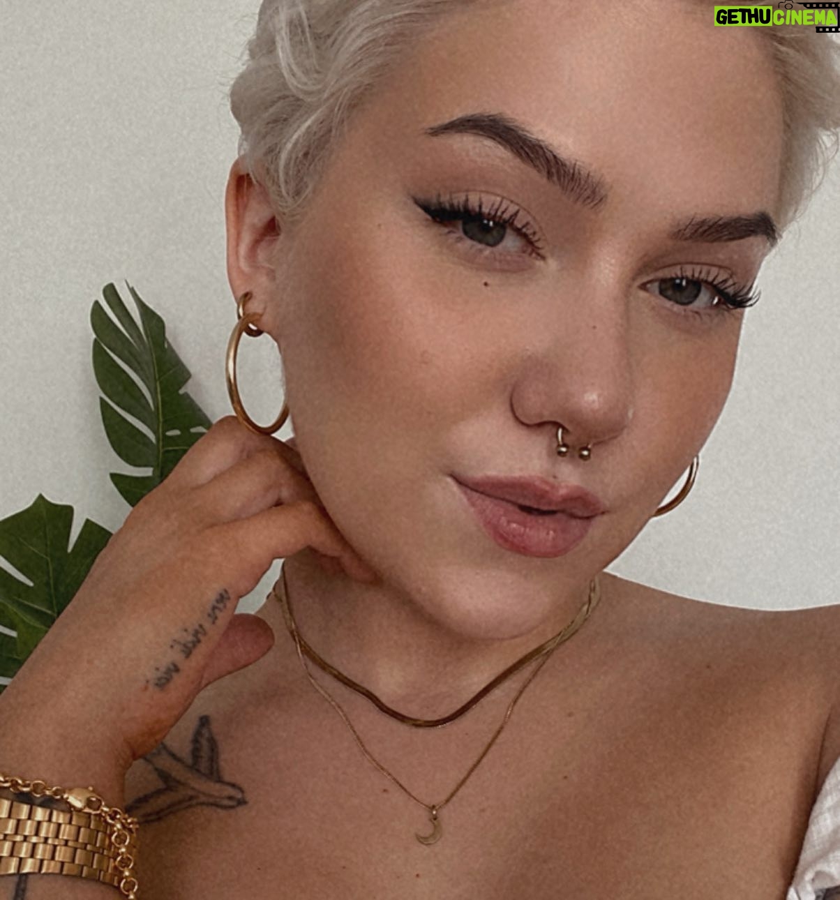 Evelina - 5.5K Likes - HUOM hellä (tai helle) muistutus: pitäkää huolta itsestänne myös lämmössä 🫶🏼 ja jos syö SSRI-lääkkeitä niin sillon erityisesti pliis tarkkailkaa oloa lämmössä ettette kuumene liikaa, ei nestehukkaa tai heat strokee kellekään!
aina ku nä kesän ekat lämpöaallot tulee, mun on toooosi vaikee suhtautuu sekä lämpötilaan että siihen muutokseen ihmisissä joka tapahtuu yhtäkkiä – tavallaan haluisin ottaa vastaan jokasen auringon säteen ja tavallaan en yhtään, ikinä. nyt tiiän et se johtuu neuroepätyypillisistä (audhd) aivoistani joilla on vaikeuksia säädellä kehon lämpötilaa. se on hassuu ja tuttua kaikista eletyistä kesistä ja myös blääh. itsestä riippumaton kuumuus on mulle ehkä pahin aistiärsyke enkä tuntuman puolesta oikeen osaa erottaa kesähellettä kuumeesta, oonkin yleensä kesästä ison osan sellasessa noin kolmasosapaniikissa et nyt tulin kipeeks. must tuntuu et helle on ulottuvuus johon osataan astua ja siit osataan nauttia ja sitä taitoa mä katon vähän kadehtien, sillä nä kauniit päivät yleensä lipuu mun ohi ku etin mukavuutta. hyvä juttu on se et en tunne kesäfomoa, se ois musta hölmöö 🥰 en tiiä miksi mussutan tästä, kai haluun sanoo että on ok olla tekemättä mitään kesällä, on ok ettei tee aktiviteetteja, on ok olla sisällä ja on myös ok bainaa elämänsä kesäkesää! 🫶🏼
