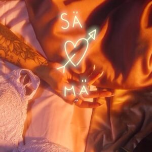 Evelina Instagram - sä <3 mä 4.8. 
tänä perjantaina ulkona viel yks tärkee biisi tulevalta Pehmee -albumilta 🫶🏼