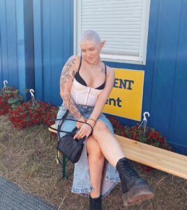 Evelina Instagram - hymyilyttää ku tajusin et huomenna voi sanoo et mun neljäs albumi Pehmee tulee täs kuus 🥹🫶🏼 kiinnostaisko ennen sitä viel pieni maistiainen?