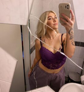 Evelina Instagram - PEHMEE TOUR ALKO EILEN 💜✨ ja mikä ilta!! tupa oli täynnä ja lauloitte niiiin kovaa kaikki biisit mukana, kiitos Imatra 🫶🏼 tänään Pehmee kuullaan Lahden Finlandia-klubilla, käy nappaa ennakkoliput! showtime 21:00 😈