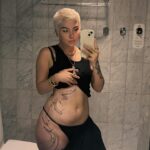 Evelina Instagram - Mun uus tatska ✨🪐 Kiitos upee lahjakas @sofaknows.tatt .tatt <3 tatskausprosessi oli ihana ja päivä sun kaa super rento ja hauska, oon ilonen että sain tutustua suhun! Kun viestitin Sofalle mulla oli mielessä tähtikimallusviboja ja nyt mul on mun unelmatatsa ⭐️ täst tuli just sellanen ku toivoin!! Sain tämän tatuoinnin yhteistyössä <3