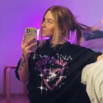 Evelina Instagram - PEHMEE -PAITOI saatavilla NYT 💜✨ uuden albumin myötä jatkettiin yhteistyötä upeen @palialbin.official kaa! ihastuin ikuisuuksiks Palin mulle suunnittelemaan EP-paitaan vuosi sitten ja tiesin heti et haluisin mieluiten just hänen ikuistavan myös Pehmee -albumin paitana. tä itse t-paita on ihanan oversized ja pehmee (🤪) ja sensorisesti mun mielestä täydellistä paitamatskuu. näitä on rajoitettu määrä kokoina S-XL osotteessa store.tobo.fi, suora linkki on mun profiilissa! ✨ ekat tilaukset lähtee tulee postis huomenna, pitäis ehtii hyvin viikonlopun fittii 😈 jos on mitää lisäkysymyksii paidasta tai tarviitte asiakaspalvelua niin @toboapparel auttaa 🫶🏼