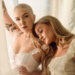 Evelina Instagram - on niin helppoo olla onnellinen kun ootte ottanu meiän uuden biisin Onnellinen näin ihanasti vastaan 🫶🏼 teiän viestit ja kommentit ja tiktokit on hymyilyttäny ja lämmittäny enemmän ku arvaattekaan! kiitos @spotifysuomi terkuin covergirls, kiitos @ylexradio päivän biisistä ja soittolistauksesta ja kiitos niiiin paljon kaikki kun kuuntelette 🤍✨