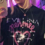 Evelina Instagram - PEHMEE -PAITOI saatavilla NYT 💜✨ uuden albumin myötä jatkettiin yhteistyötä upeen @palialbin.official kaa! ihastuin ikuisuuksiks Palin mulle suunnittelemaan EP-paitaan vuosi sitten ja tiesin heti et haluisin mieluiten just hänen ikuistavan myös Pehmee -albumin paitana. tä itse t-paita on ihanan oversized ja pehmee (🤪) ja sensorisesti mun mielestä täydellistä paitamatskuu. näitä on rajoitettu määrä kokoina S-XL osotteessa store.tobo.fi, suora linkki on mun profiilissa! ✨ ekat tilaukset lähtee tulee postis huomenna, pitäis ehtii hyvin viikonlopun fittii 😈 jos on mitää lisäkysymyksii paidasta tai tarviitte asiakaspalvelua niin @toboapparel auttaa 🫶🏼