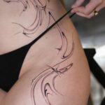 Evelina Instagram - Mun uus tatska ✨🪐 Kiitos upee lahjakas @sofaknows.tatt .tatt <3 tatskausprosessi oli ihana ja päivä sun kaa super rento ja hauska, oon ilonen että sain tutustua suhun! Kun viestitin Sofalle mulla oli mielessä tähtikimallusviboja ja nyt mul on mun unelmatatsa ⭐️ täst tuli just sellanen ku toivoin!! Sain tämän tatuoinnin yhteistyössä <3