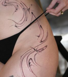 Evelina Instagram - Mun uus tatska ✨🪐 Kiitos upee lahjakas @sofaknows.tatt .tatt <3 tatskausprosessi oli ihana ja päivä sun kaa super rento ja hauska, oon ilonen että sain tutustua suhun! Kun viestitin Sofalle mulla oli mielessä tähtikimallusviboja ja nyt mul on mun unelmatatsa ⭐️ täst tuli just sellanen ku toivoin!! Sain tämän tatuoinnin yhteistyössä <3