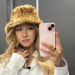 Evelina Instagram - eilen kuvauksis, tänään keikal Helsingis Apollossa @nordic_glamjam -bileis 🤎 mun showtime 22:00 🧙🏼‍♂️