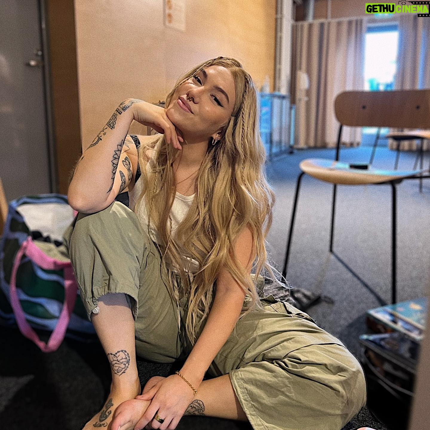 Evelina - 5.3K Likes - helppo hymyillä koska viikon pääst mun neljäs albumi Pehmee on TEIÄN 💜 oon malttamaton joten paljastan jo tracklistii teille storyssa pala palalta 😈🫶🏼
📷: @riiagrasshill 💋