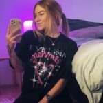Evelina Instagram - PEHMEE -PAITOI saatavilla NYT 💜✨ uuden albumin myötä jatkettiin yhteistyötä upeen @palialbin.official kaa! ihastuin ikuisuuksiks Palin mulle suunnittelemaan EP-paitaan vuosi sitten ja tiesin heti et haluisin mieluiten just hänen ikuistavan myös Pehmee -albumin paitana. tä itse t-paita on ihanan oversized ja pehmee (🤪) ja sensorisesti mun mielestä täydellistä paitamatskuu. näitä on rajoitettu määrä kokoina S-XL osotteessa store.tobo.fi, suora linkki on mun profiilissa! ✨ ekat tilaukset lähtee tulee postis huomenna, pitäis ehtii hyvin viikonlopun fittii 😈 jos on mitää lisäkysymyksii paidasta tai tarviitte asiakaspalvelua niin @toboapparel auttaa 🫶🏼