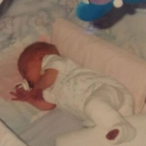 Evelina Instagram - Kiitos synttärionnitteluista <3 mä olin tämmönen pieni kipsijalka ja nykyään oon yhtä fragile 29v beibi 🎂