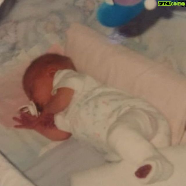 Evelina - 5K Likes - Kiitos synttärionnitteluista <3 mä olin tämmönen pieni kipsijalka ja nykyään oon yhtä fragile 29v beibi 🎂