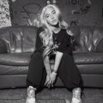 Evelina Instagram – LIPUT TAVASTIALLE TÄNÄ LAUANTAINA – arvonta 💜
Pehmee Tour saapuu Tavastialle lauantaina 21.10. eli tämän viikon lauantaina ja nyt haluun arpoo kaks voittajaa jotka saa itelleen ja avecille liput keikalle! kommentoi/tägää tähän kenen kaa haluisit jakaa pehmeen keikkaillan 🫶🏼 voittajille koodataan torstai-illalla! onnee kisailuun ja nähään Pehmee -kiertueella ✨ jos ei oo arpaonnekkain olo löydät linkin lippuihin profiilista!

Tavastian aikataulu:
19.00	ovet aukee
19.30	illan avaa @stormysenya 💜
20.30	it’s showtime ✨😈