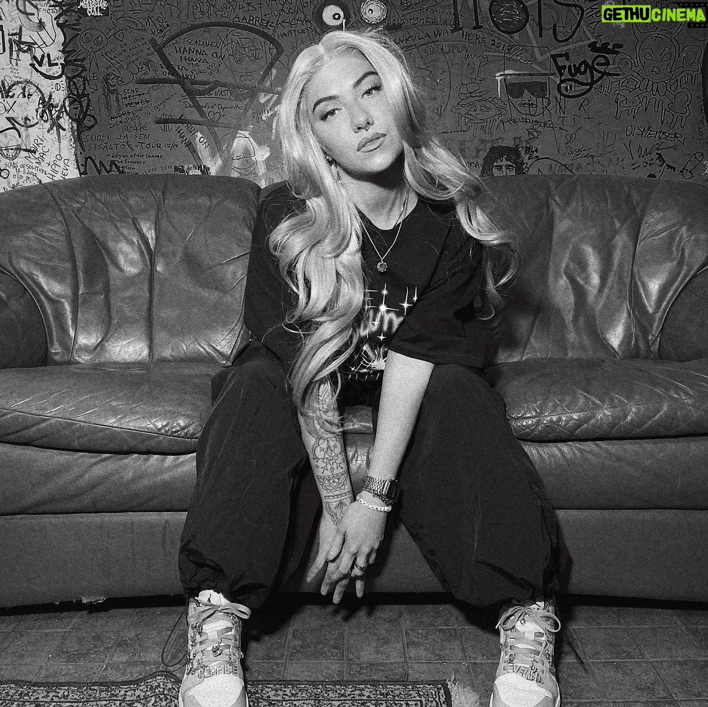 Evelina Instagram - LIPUT TAVASTIALLE TÄNÄ LAUANTAINA – arvonta 💜 Pehmee Tour saapuu Tavastialle lauantaina 21.10. eli tämän viikon lauantaina ja nyt haluun arpoo kaks voittajaa jotka saa itelleen ja avecille liput keikalle! kommentoi/tägää tähän kenen kaa haluisit jakaa pehmeen keikkaillan 🫶🏼 voittajille koodataan torstai-illalla! onnee kisailuun ja nähään Pehmee -kiertueella ✨ jos ei oo arpaonnekkain olo löydät linkin lippuihin profiilista! Tavastian aikataulu: 19.00 ovet aukee 19.30 illan avaa @stormysenya 💜 20.30 it’s showtime ✨😈