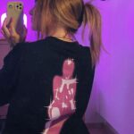 Evelina Instagram - PEHMEE -PAITOI saatavilla NYT 💜✨ uuden albumin myötä jatkettiin yhteistyötä upeen @palialbin.official kaa! ihastuin ikuisuuksiks Palin mulle suunnittelemaan EP-paitaan vuosi sitten ja tiesin heti et haluisin mieluiten just hänen ikuistavan myös Pehmee -albumin paitana. tä itse t-paita on ihanan oversized ja pehmee (🤪) ja sensorisesti mun mielestä täydellistä paitamatskuu. näitä on rajoitettu määrä kokoina S-XL osotteessa store.tobo.fi, suora linkki on mun profiilissa! ✨ ekat tilaukset lähtee tulee postis huomenna, pitäis ehtii hyvin viikonlopun fittii 😈 jos on mitää lisäkysymyksii paidasta tai tarviitte asiakaspalvelua niin @toboapparel auttaa 🫶🏼
