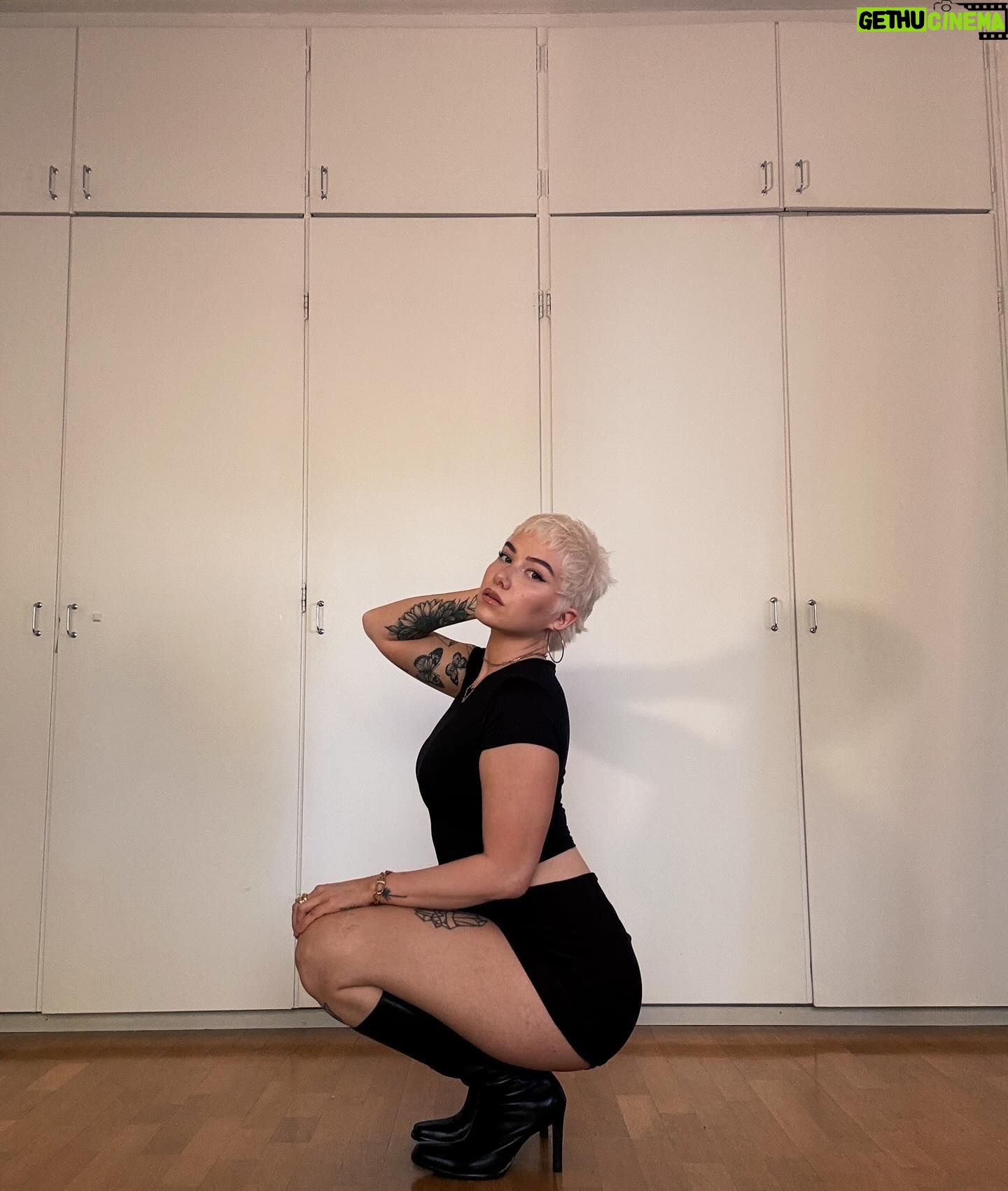 Evelina Instagram - Kiitos eilisestä keikasta Kauhajoki, oli lämmin ja intiimi juhla <3 tänään Varkaus Z-One ja ensviikon lauantaina ikärajaton ilmanen School’s Out -keikka Tykkimäel Kouvolassa 🪩