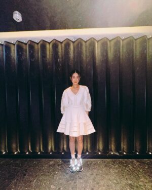 Evelyn Choi Instagram - 誰說甜美風的裙子不能配搭上男孩氣的球鞋呢
這可是一種很簡單卻又獨特的混搭風呢🪽

#dress @majeparis 
#sneakers @newbalance 

#蔡蔡種菜時間 

#saturdayOOTD #HolidayOOTD