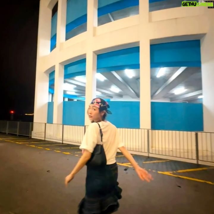 Evelyn Choi - 3 Likes - 某個晚上🌃
head scarf @chanelofficial
tee @acnestudios
skirt @levis X @mrselfportrait
Shoes @camper