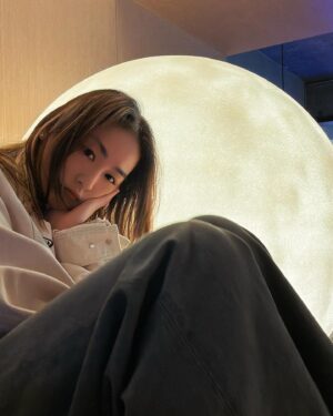 Evelyn Choi Instagram - fly me to the moon 🌕

2024年來到了5月，
最近發現原來這年是人生的detox年
飲食要detox, 人生也要detox.
找個機會給自己選擇，給自己時間沉澱。

然後呀
身心都輕鬆了

#lifedetox #happymindhappylife