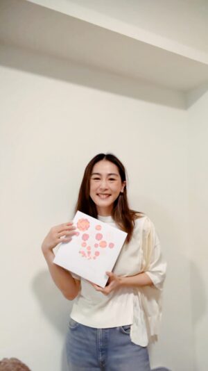 Evelyn Choi Instagram - 我們的相識，由小學一年班開始。

然後我們好像互相成為對方生命中一個每個階段的見證人。
由小學畢業、到中學畢業，
甚至遠赴外國讀書，畢業出來社會工作⋯⋯結婚生子，
我們都從沒缺席對方的每一個重要時刻。

她是我的好朋友，很好的旅遊旅伴，
心事傾訴對象，購物好夥伴⋯⋯
而她的一對子女出生的時候，
我知道她經歷了很多事，即使我沒什麼能夠幫到手，
但我也會盡全力細心傾聽她的每一件心事；
因為不管是什麼挑戰，我都想要陪在她的身邊。

今年的母親節，
我決定為她準備一個小禮物。
送上同樣陪伴着我面對任何挑戰的紅山茶花 #世一精華 給這位世一閨密，
以及我精心挑選的美麗單品；包裝成了一盒專屬我這位好姊妹的母親節禮物。

各位母親辛苦了，
母親節快樂♥️

#CHANELMothersDay 
#CocoMademoiselle 
#N1deCHANEL
#CHANELIntegrativeBeauty