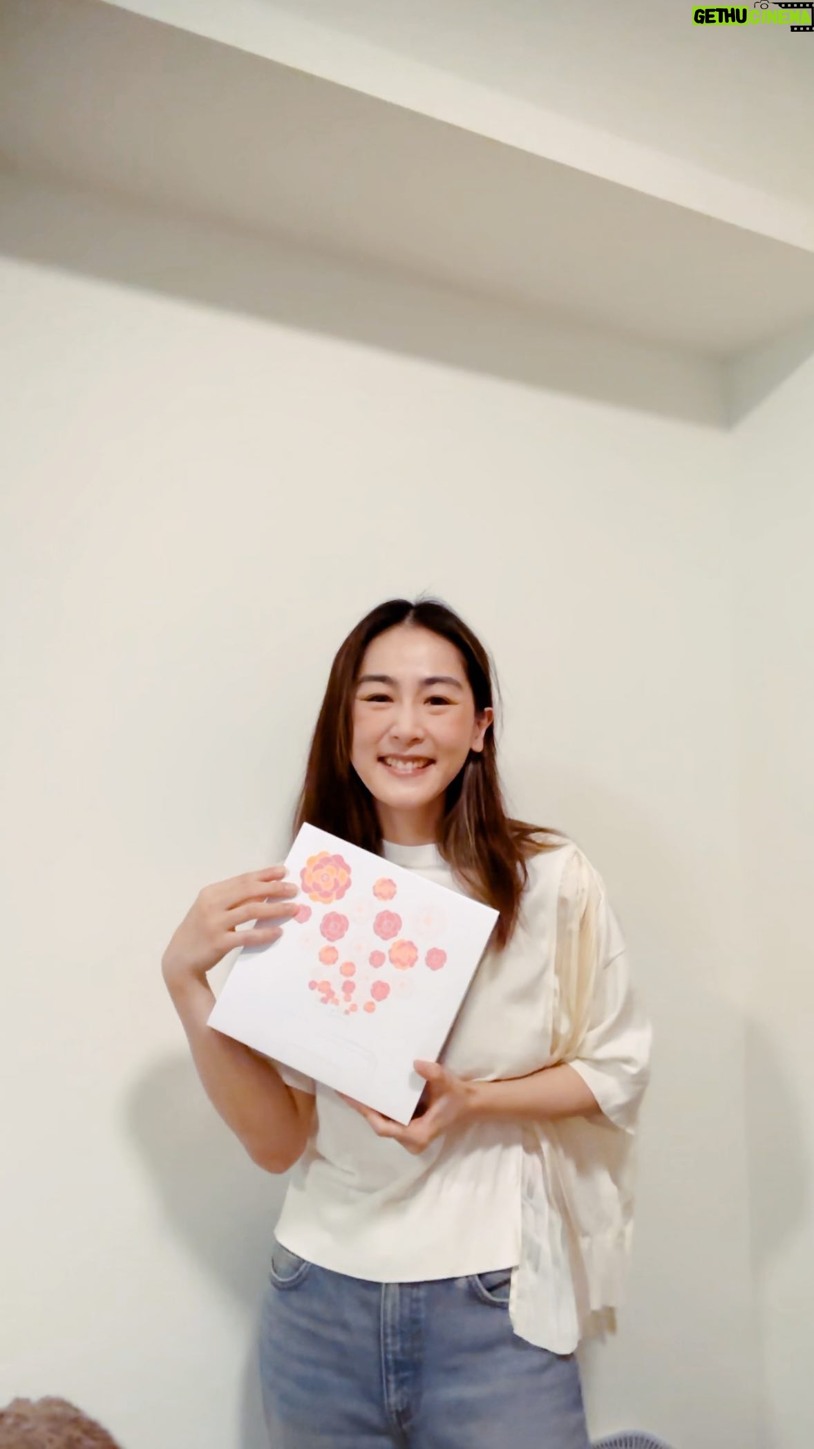 Evelyn Choi - 3 Likes - 我們的相識,由小學一年班開始。
然後我們好像互相成為對方生命中一個每個階段的見證人。
由小學畢業、到中學畢業,
甚至遠赴外國讀書,畢業出來社會工作⋯⋯結婚生子,
我們都從沒缺席對方的每一個重要時刻。
她是我的好朋友,很好的旅遊旅伴,
心事傾訴對象,購物好夥伴⋯⋯
而她的一對子女出生的時候,
我知道她經歷了很多事,即使我沒什麼能夠幫到手,
但我也會盡全力細心傾聽她的每一件心事;
因為不管是什麼挑戰,我都想要陪在她的身邊。
今年的母親節,
我決定為她準備一個小禮物。
送上同樣陪伴着我面對任何挑戰的紅山茶花 #世一精華 給這位世一閨密,
以及我精心挑選的美麗單品;包裝成了一盒專屬我這位好姊妹的母親節禮物。
各位母親辛苦了,
母親節快樂♥️
#CHANELMothersDay
#CocoMademoiselle
#N1deCHANEL
#CHANELIntegrativeBeauty