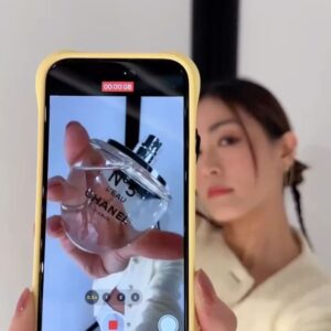 Evelyn Choi Instagram - 很不一樣的香氣體驗
令我回想到以前的我
到底未來想成為一個怎樣的人

勇敢一點的人？
開心一點的人？
神秘一點的人？
大愛一點的人？

不知道是因為人生閱歷多了
還是經歷了不同的人和事
視野眼界都不再一樣了

你會突然發現—— 其實我們並不需要過多的煩惱，
因為現在的你，
只需要活在當下，
讓過去的經歷成就現在，
好好地向目標打造未來 。

勇敢的體驗自己的笑容和眼淚，
自在地為自己而活。

@chanelofficial 
#N5Drop #N5 
#CHANELFragrance
