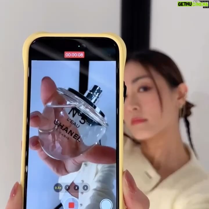 Evelyn Choi - 3 Likes - 很不一樣的香氣體驗
令我回想到以前的我
到底未來想成為一個怎樣的人
勇敢一點的人?
開心一點的人?
神秘一點的人?
大愛一點的人?
不知道是因為人生閱歷多了
還是經歷了不同的人和事
視野眼界都不再一樣了
你會突然發現—— 其實我們並不需要過多的煩惱,
因為現在的你,
只需要活在當下,
讓過去的經歷成就現在,
好好地向目標打造未來 。
勇敢的體驗自己的笑容和眼淚,
自在地為自己而活。
@chanelofficial
#N5Drop #N5
#CHANELFragrance