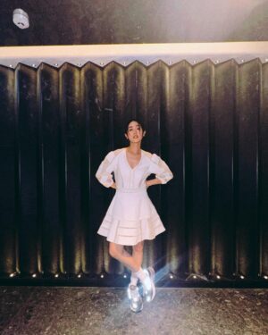 Evelyn Choi Instagram - 誰說甜美風的裙子不能配搭上男孩氣的球鞋呢
這可是一種很簡單卻又獨特的混搭風呢🪽

#dress @majeparis 
#sneakers @newbalance 

#蔡蔡種菜時間 

#saturdayOOTD #HolidayOOTD