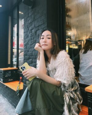 Evelyn Choi Instagram - 雖然下了起碼兩個星期多的雨
但總有停雨的時候
趕緊跟朋友坐在戶外喝杯咖啡
享受一下難得的時光

#落雨落到幾時 
#落雨又有咩好怕喎 
#係怕凍嘅 #又怕凍親又要洗頭又要著衫又要吹頭 
#很麻煩的女人