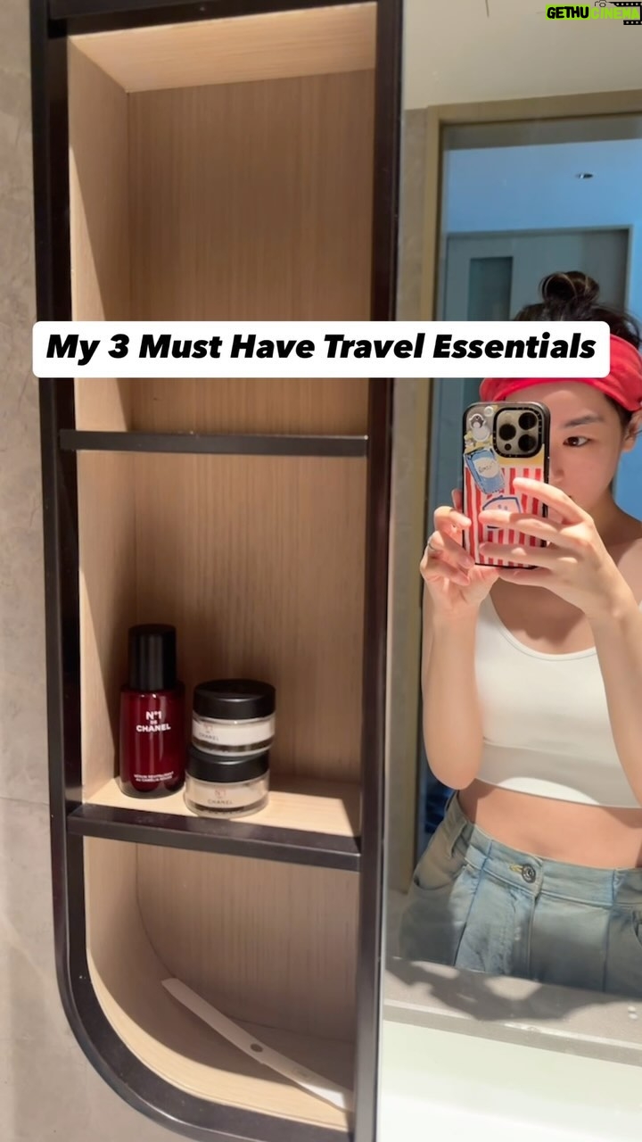 Evelyn Choi - 3 Likes - 你們會不會與我一樣?
去旅行常常都遇到一個問題,
就是如何把家中的用開的瓶瓶罐罐帶到外地去。
還好我這幾年已經沒有這個煩惱——
基本上我只需要帶旅行護膚三寶:
紅山茶花精華、紅山茶花面霜,紅山茶花眼霜。
(精華是30ml,面霜是15g,都是來自旅行套裝)
這三樣護膚品已經足夠應付飛機上或旅行所需要的護膚程序。
更重要的是,
每天帶着疲累的身軀回到酒店只想盡快洗澡護膚然後睡覺;
然後第二天早上用最短時間梳洗出發開始新一天⋯⋯
每次護膚只需要三個步驟,
皮膚足夠水潤,又可以追趕下一個旅程了!
多麼的productive ٩(๑❛ᴗ❛๑)۶
#N1deCHANEL
#CHANELIntegrativeBeauty
#CHANELSkincare