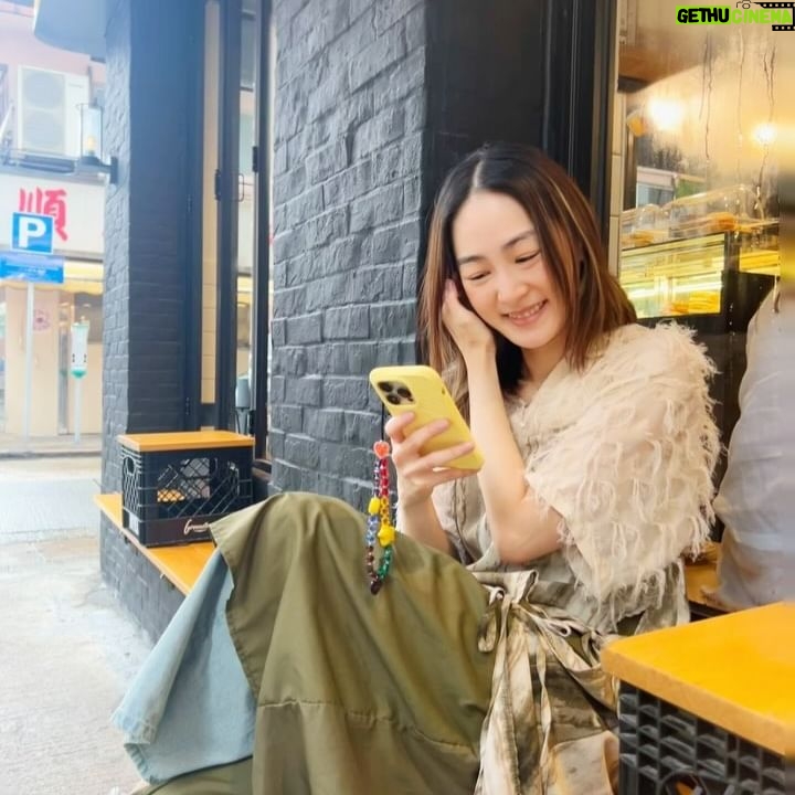 Evelyn Choi - 3 Likes - 雖然下了起碼兩個星期多的雨
但總有停雨的時候
趕緊跟朋友坐在戶外喝杯咖啡
享受一下難得的時光
#落雨落到幾時
#落雨又有咩好怕喎
#係怕凍嘅 #又怕凍親又要洗頭又要著衫又要吹頭
#很麻煩的女人