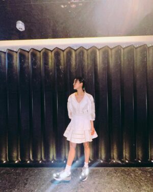 Evelyn Choi Instagram - 誰說甜美風的裙子不能配搭上男孩氣的球鞋呢
這可是一種很簡單卻又獨特的混搭風呢🪽

#dress @majeparis 
#sneakers @newbalance 

#蔡蔡種菜時間 

#saturdayOOTD #HolidayOOTD