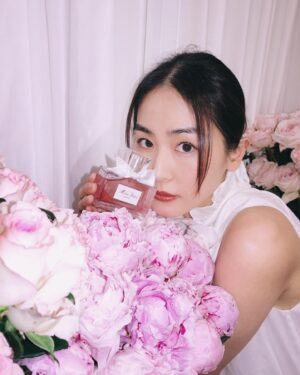 Evelyn Choi Instagram - 來，讓我和你介紹我的新朋友—Miss Dior Parfum.

也許你會被她那活潑的蝴蝶結，
光線下呈現出閃耀光芒、
標誌性的千鳥格圖騰瓶身和浪漫的淡粉紅色所吸引。
再來伴隨著的是茉莉花所散發出來、
讓人驚嘆回味的花香與果香：是青春的，任性的。

但當你花點時間，慢慢的去深入了解之後；
在這些夢幻的後面，都是Down to earth的成熟穩重。
是的，隨後來的木調香氣是她的內在：溫柔的，無懼的。

希望你們都可以有機會了解一下她，
也像她一樣，獨立而迷人。

@DiorBeauty #MissDior #LoveOutLoud #MissDiorParfum #DiorBeautyLovers

#蔡蔡種菜時間