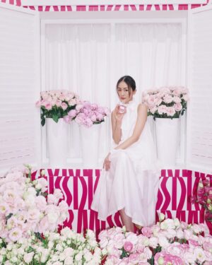 Evelyn Choi Instagram - 來，讓我和你介紹我的新朋友—Miss Dior Parfum.

也許你會被她那活潑的蝴蝶結，
光線下呈現出閃耀光芒、
標誌性的千鳥格圖騰瓶身和浪漫的淡粉紅色所吸引。
再來伴隨著的是茉莉花所散發出來、
讓人驚嘆回味的花香與果香：是青春的，任性的。

但當你花點時間，慢慢的去深入了解之後；
在這些夢幻的後面，都是Down to earth的成熟穩重。
是的，隨後來的木調香氣是她的內在：溫柔的，無懼的。

希望你們都可以有機會了解一下她，
也像她一樣，獨立而迷人。

@DiorBeauty #MissDior #LoveOutLoud #MissDiorParfum #DiorBeautyLovers

#蔡蔡種菜時間