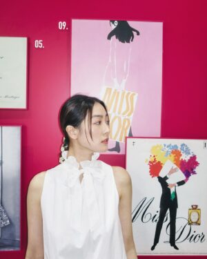 Evelyn Choi Instagram - 來，讓我和你介紹我的新朋友—Miss Dior Parfum.

也許你會被她那活潑的蝴蝶結，
光線下呈現出閃耀光芒、
標誌性的千鳥格圖騰瓶身和浪漫的淡粉紅色所吸引。
再來伴隨著的是茉莉花所散發出來、
讓人驚嘆回味的花香與果香：是青春的，任性的。

但當你花點時間，慢慢的去深入了解之後；
在這些夢幻的後面，都是Down to earth的成熟穩重。
是的，隨後來的木調香氣是她的內在：溫柔的，無懼的。

希望你們都可以有機會了解一下她，
也像她一樣，獨立而迷人。

@DiorBeauty #MissDior #LoveOutLoud #MissDiorParfum #DiorBeautyLovers

#蔡蔡種菜時間
