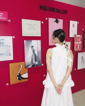 Evelyn Choi Instagram - 來，讓我和你介紹我的新朋友—Miss Dior Parfum.

也許你會被她那活潑的蝴蝶結，
光線下呈現出閃耀光芒、
標誌性的千鳥格圖騰瓶身和浪漫的淡粉紅色所吸引。
再來伴隨著的是茉莉花所散發出來、
讓人驚嘆回味的花香與果香：是青春的，任性的。

但當你花點時間，慢慢的去深入了解之後；
在這些夢幻的後面，都是Down to earth的成熟穩重。
是的，隨後來的木調香氣是她的內在：溫柔的，無懼的。

希望你們都可以有機會了解一下她，
也像她一樣，獨立而迷人。

@DiorBeauty #MissDior #LoveOutLoud #MissDiorParfum #DiorBeautyLovers

#蔡蔡種菜時間
