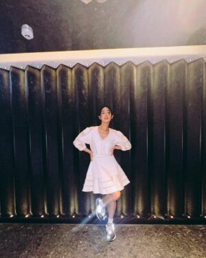 Evelyn Choi Instagram - 誰說甜美風的裙子不能配搭上男孩氣的球鞋呢
這可是一種很簡單卻又獨特的混搭風呢🪽

#dress @majeparis 
#sneakers @newbalance 

#蔡蔡種菜時間 

#saturdayOOTD #HolidayOOTD