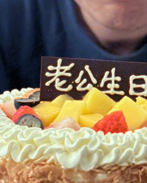 Evelyn Choi Instagram - 譚先生 生日快樂

辛苦你離開香港這麼多個月工作了