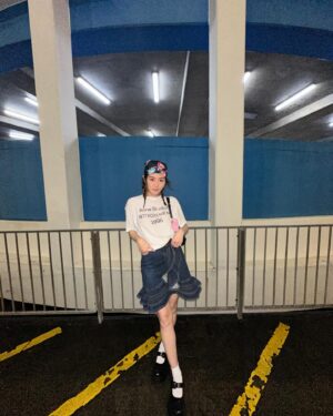 Evelyn Choi Instagram - 某個晚上🌃

head scarf @chanelofficial 
tee @acnestudios 
skirt @levis X @mrselfportrait 
Shoes @camper