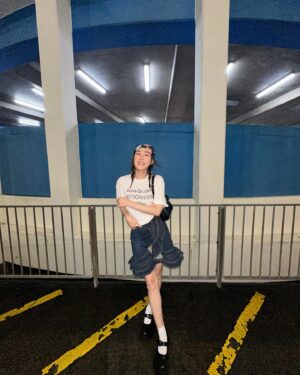 Evelyn Choi Instagram - 某個晚上🌃

head scarf @chanelofficial 
tee @acnestudios 
skirt @levis X @mrselfportrait 
Shoes @camper