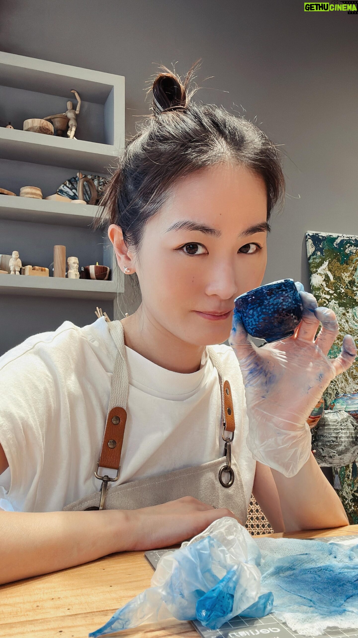 Evelyn Choi - 3 Likes - 前陣子去了 #福州
沒什麼事做就在網上找工藝工作坊
想著可以打發一下時間
找到了一家好像在當地還滿有名的
就開開心心地過了一個下午
#我都忘了我做的這個叫什麼
#反正就是花時間的工藝
#點心好吃
#茶好喝
#圍裙好看