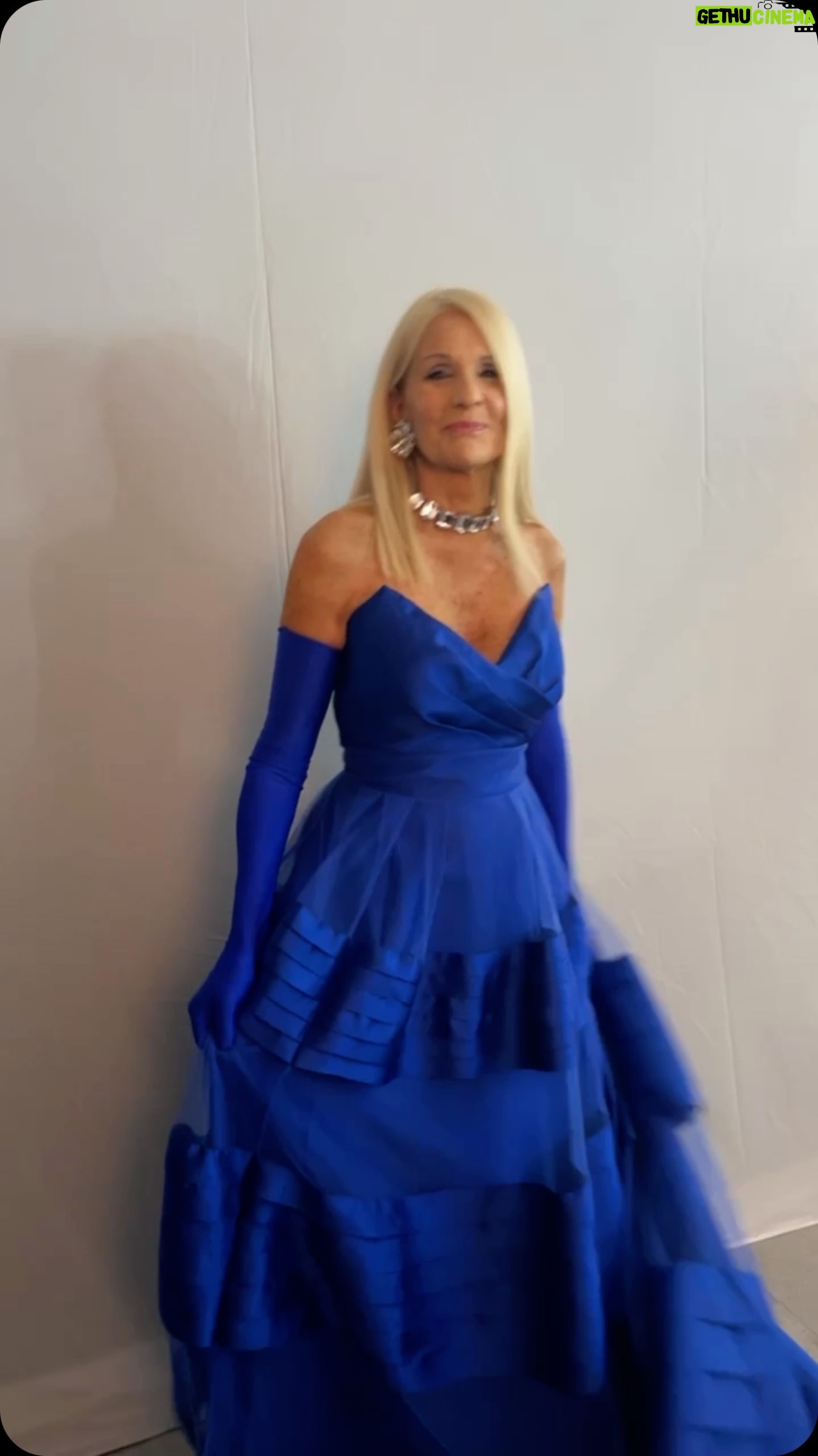 Evelyn Scheidl - 6.8K Likes - Anoche comenzo la @semanaaltacosturabsas de la mano de @elinacostantini con el desfile de @laurencioadot y @thipinheiros !!!
El despliegue de color fue impresionante con 60 modelos en pasarela!!!
Gracias @iliana_calabro que me mandó los videos! Una amorosa total!!
Pero muchísimas gracias Laurencio y Thiago por convocarme!!
Fue una lindisima experiencia después de tantos años!!
Y aun me toca el del 28 en el @museomalba
A pesar de la lluvia Muy Feliz Primavera 🌺🌺🌺