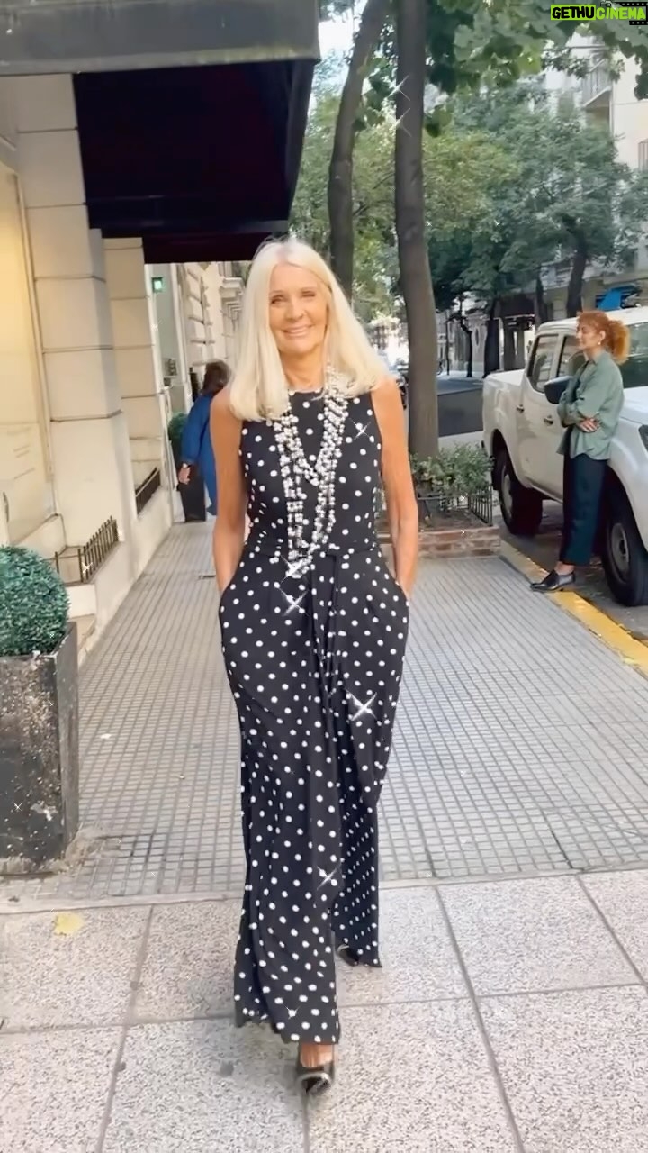 Evelyn Scheidl - 5.1K Likes - Me encantaron estas 2 propuestas de @leticiacarossella @leticiacarossella1984
Vestido coctel negro
Chal de lentejuelas
Y el mono de lunares tan sentador!!!
Difícil elegir!!!
Agradecemos a @vickypelaezarte y a @quintanacasadeco por filmar en su espacio de decoración!!!
El local de Leticia queda en Rodriguez Peña casi esquina Quintana!!
Gracias @rumazapatos por ser mi filmaker
A seguir disfrutando de este finde largo!
Muuy Felices Pascuas 🐰🐰🐰