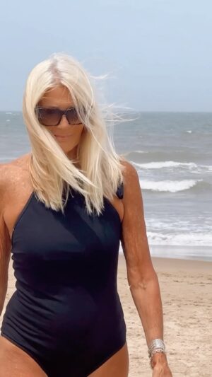 Evelyn Scheidl Instagram - Vuelta a Punta para disfrutar 4 dias gloriosos !!!Gracias a Gustavo y Silvia por traernos y compartir junto a amigos!!!
Lindo dia de playa con @teresacalandra 
Mi traje de baño @somos.lena 
Anteojos @teresacalandraanteojos 
Vestido playera @anticasartoria 
Y a todas Uds GRACIAS POR SER TAN ADORABLES CON LOS MENSAJES 😎😎😎