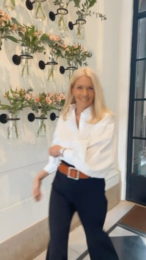 Evelyn Scheidl Instagram - Me encanta @vicentico todas sus canciones! A Uds?
Y estoy vestida por @ramirezdenegro pantalón y camisa
Cinturón de MT bijou
Zapatos Botticelli 
Peinada por @alvarezpalazzo 
Tomando el té en @casacavia con mi camarografa @teresacalandra 😜
A disfrutar de este domingo algo fresco!! 🌺🌺🌺