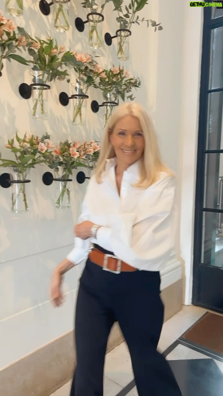 Evelyn Scheidl - 4.9K Likes - Me encanta @vicentico todas sus canciones! A Uds?
Y estoy vestida por @ramirezdenegro pantalón y camisa
Cinturón de MT bijou
Zapatos Botticelli
Peinada por @alvarezpalazzo
Tomando el té en @casacavia con mi camarografa @teresacalandra 😜
A disfrutar de este domingo algo fresco!! 🌺🌺🌺