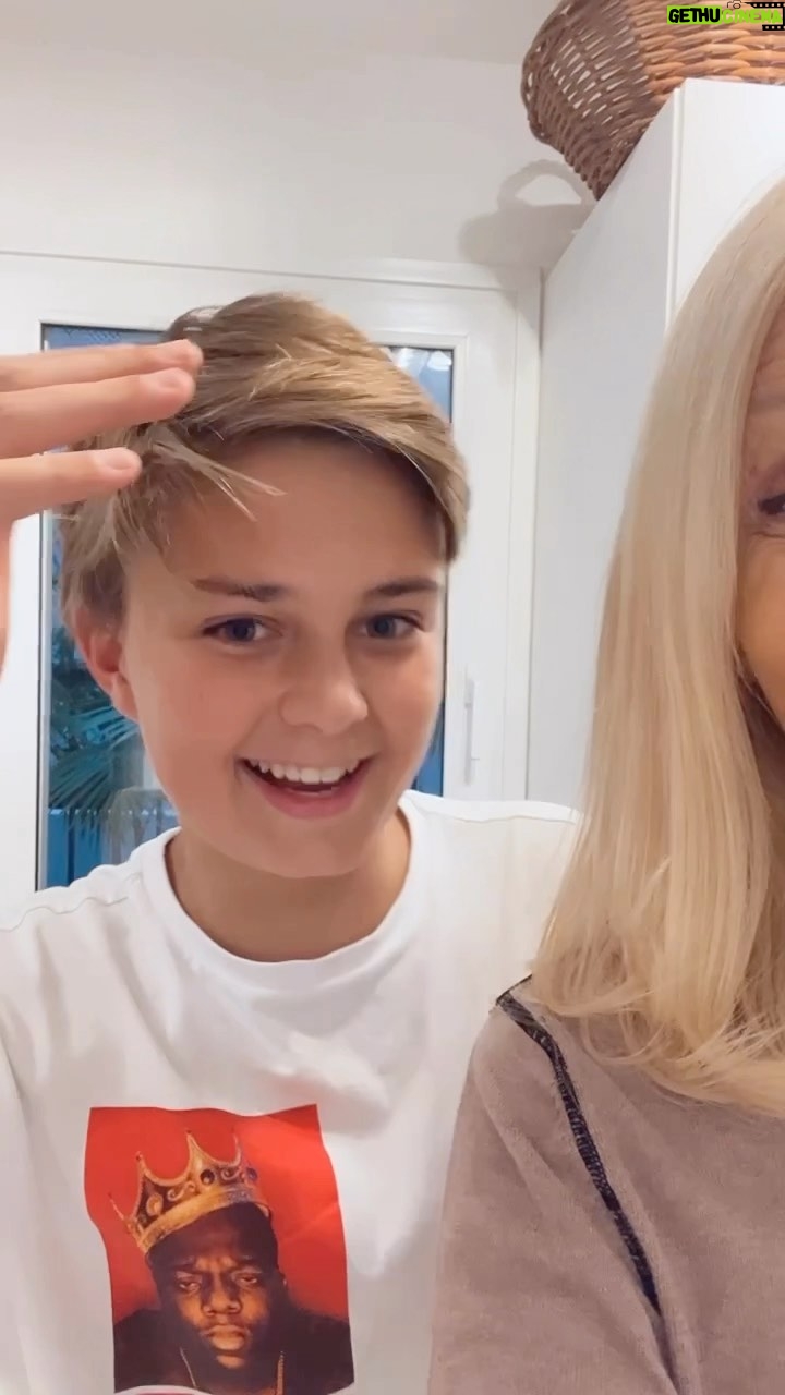 Evelyn Scheidl - 13.1K Likes - Con Santi @s.d.reutemann preparamos MARROCS
400 gr chocolate con leche
200 gr chocolate blanco
Yo use Cofler Air de @arcor
Manteca o pasta de mani @manikingoficial
Forramos una pyrex con film
Derretimos en microondas 200 gr chocolate con leche de a 30’ y mezclamos con 2 cucharadas de pasta de mani
Mismo procedimiento con el chocolate blanco y el último con leche
Entre capa y capa llevar a la heladera hasta enfriar bien
Cortar en cuadraditos y siiii son deliciosos!!
Pase una tarde de mucha alegría cocinando y jugando con mi nieto!!!
Nada mas lindo que estar con ellos !!!
Graaaciasss Santi de mi corazón ♥️♥️♥️♥️♥️