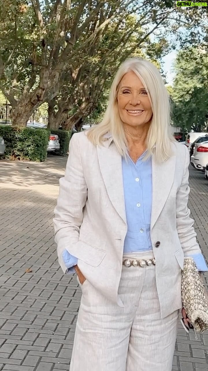 Evelyn Scheidl - 9K Likes - En la semana del @arfashionweek que se realiza en el Hipódromo de Palermo presentaron los desfiles @benito.oficial @ivanapicallo @altacosturaiara @veronica_de_lacanal
Y siguen toda esta semana!!!
Siempre es lindo ver tendencias!!
Mi traje es de lino de @gracegaviglio
Camisa @sartoriasaracena
Sandalias regalo de mi amiga @rosselladgp de @renecaovilla
El sobre y el cinturón es de @zara__italia_
Que tengan una excelente semana y siempre agradecida por los amorosos comentarios 💕💕💕