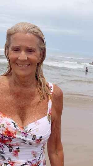 Evelyn Scheidl Instagram - Dia espectacular después de varios dias muy ventosos!!
Cargando energias !!!
Mi traje de baño es de @niptuckswim 
Anteojos @teresacalandraanteojos 
Siempre atenta a los mensajes tan lindos que me envian!!!
Mil gracias!!!
🐬🐬🐬
