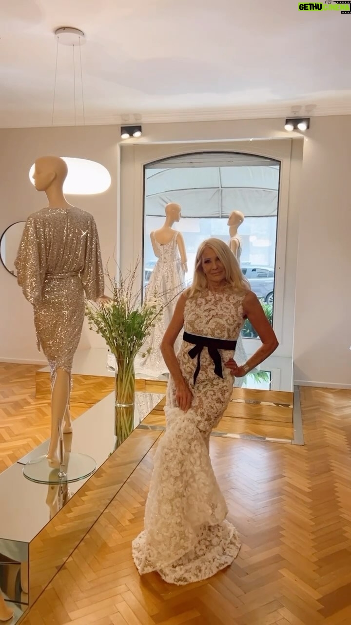 Evelyn Scheidl - 8.7K Likes - Nuevamente visitando el local de Adrian Brown @adrianbrownofficial para felicitarlo por el @martinfierrodelamodaok tan merecido, me probe 4 vestidos de su colección primavera verano!!
Pueden visitarlo en Av Alvear casi esquina Libertad!!!
Elijan y me cuentan!!!
Besotes enormes 🌺🌺🌺